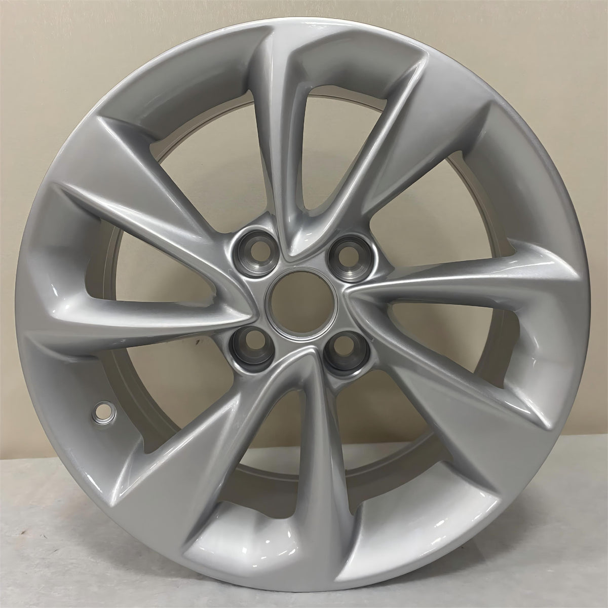 Custom 15 inch Buick Excelle alloy wheel with fully painted silver finish