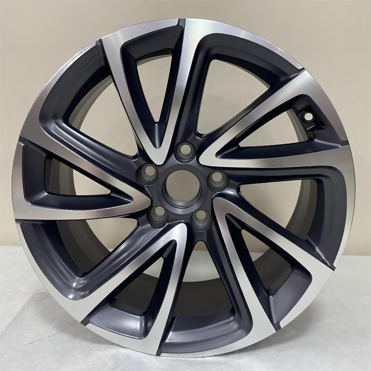 Geely Emgrand GS 18 inch OEM replacement wheel in machined gunmetal finish